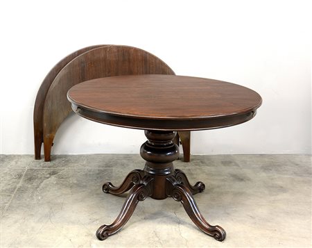 Tavolo tondo allungabile con gamba centrale tornita terminante a tre piedi...