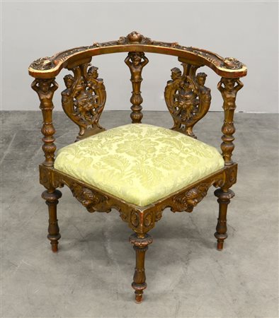 Poltroncina ad angolo in legno intagliato e dorato decorato con sfingi,...