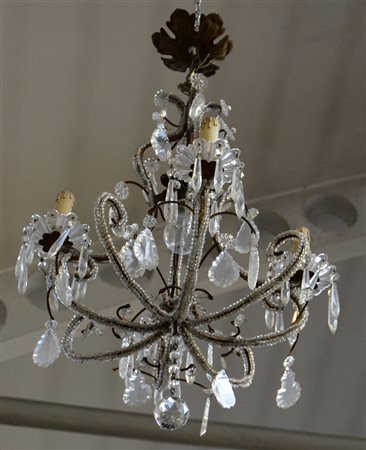 Lampadarietto a quattro luci decorato a perlinature e gocce in vetro