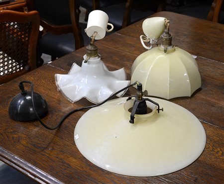 Lotto composto da due lampadarietti a una luce e un paralume in vetro (difetti)