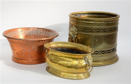 Due cache pot in ottone con anse leonine ed un porta vaso in rame (diam. max...