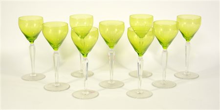 Nove bicchieri a calice in vetro con coppa verde