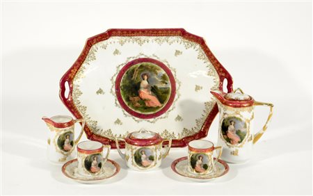 Tete-a-tete in porcellana con figure e bordo bordeaux e oro composto da due...