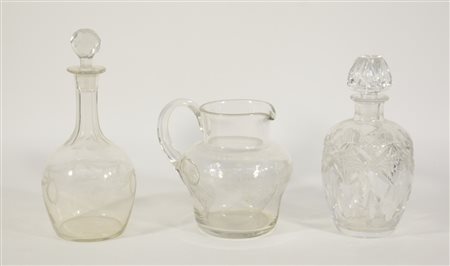 Due bottiglie in vetro con tappo e un versatoio in vetro (h. max cm 28)