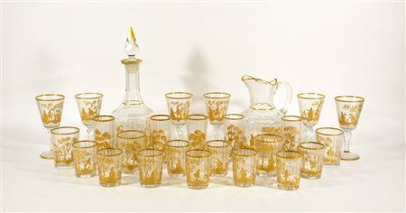 Servizio di bicchieri da 12 in vetro con decoro di scene galanti in oro,...