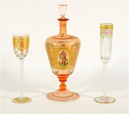Due calici in vetro con alto fusto decorati in policromia e una bottiglia in...