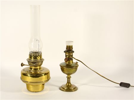 Due lampade ad olio in ottone di varie forme (misure diverse)