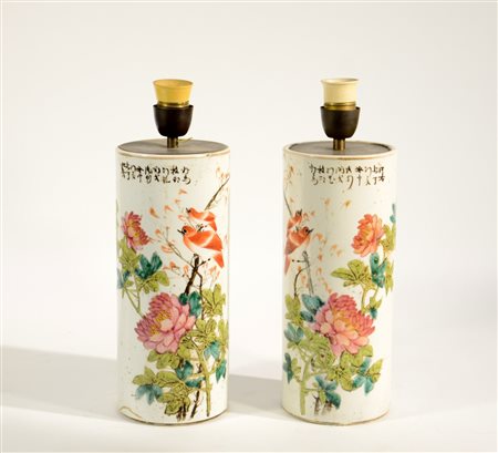 Coppia di vasi a cilindro in porcellana policroma con decorazione a fiori ed...