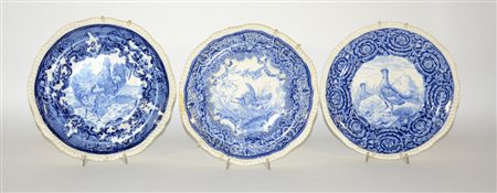 Tre piatti in porcellana bianca e blu inglesi con volatili