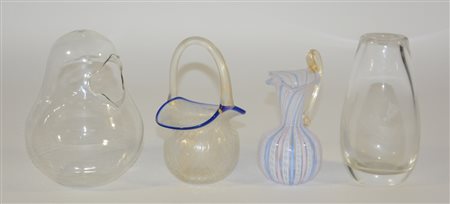 Lotto composto da diversi oggetti: un pinguino in vetro soffiato, una brocca...