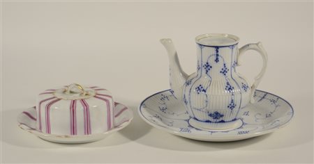 Burriera in porcellana a righe rosa; unita ad una caffetiera e un piatto in...