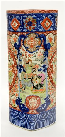 Vaso a base quadrata in porcellana in stile Imari. Giappone, sec. XX (h. cm...