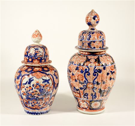 Due potiche con coperchio in porcellana Imari, di cui uno con marchio sul...