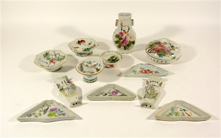 Manifattura cinese. Lotto composto da una piccola scatola con coperchio, tre...