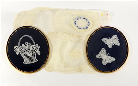 Due ricami con farfalle e un cestino, in cornice unito ad un gruppo di...