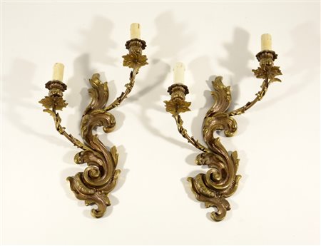 Coppia di appliques in bronzo dorato a due luci in stile rococo (h. cm 40)