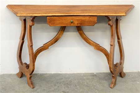Piccola consolle in noce con un cassetto centrale sottopiano e montanti a...
