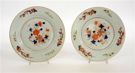 Coppia di piatti in porcellana Imari con decorazione. Cina, sec. XVIII (diam....