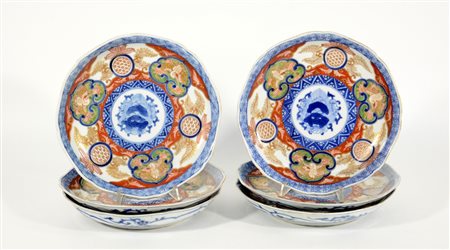 Sei piatti in porcellana in stile Imari con decorazione zoomorfa, marchio...
