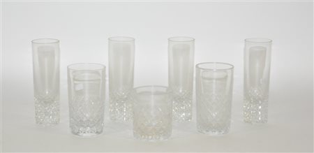 Sette bicchieri di misure diverse con base molata