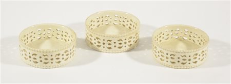 Tre sottobicchieri traforati in terraglia