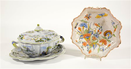 Zuppiera con coperchio e vassoio in maiolica alla maniera di Bassano con...