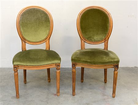 Coppia di sedie in stile Luigi XVI con sedile e schienale rivestiti in...