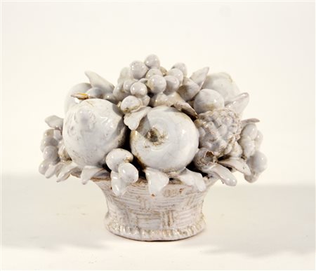Centrotavola in maiolica bianca e canestro di frutta