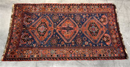 Tappeto Sumak Caucaso inizio sec. XX. Disegno a tre medaglioni color mattone...