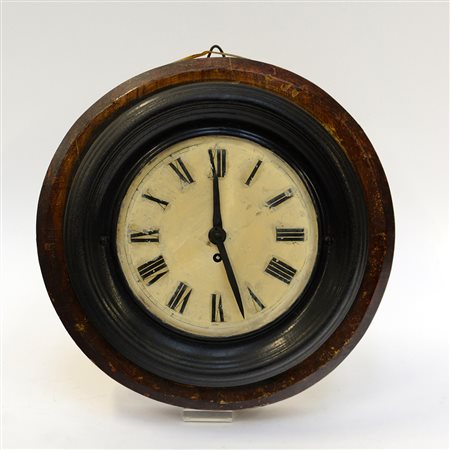 Orologio da muro decorato in metallo cromato e legno. Inizio sec. XX (d cm 37...