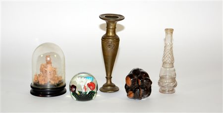 Lotto composto un presse papier, un gruppo in sughero e tre oggetti diversi...