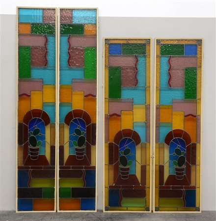 Gruppo di quattro vetri piombati a decori geometrici