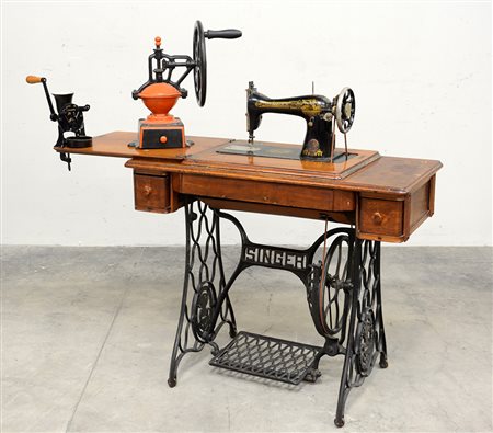 Lotto composto da due macina caffË in ferro e una macchina da cucire