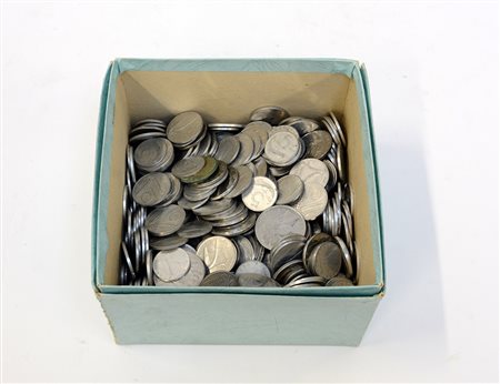 Scatola contente numerose monete della Repubblica Italiana