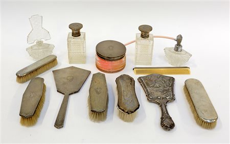 Lotto composto da undici pezzi da toilette in vetro e argento (difetti e...