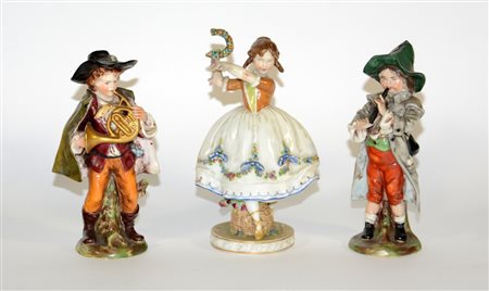 Manifatture diverse. Lotto composto da tre statuette in ceramica e porcellana...