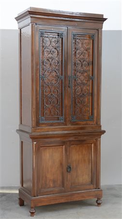 Mobile a due corpi, parte superiore con ante a vetri decorate da griglie in...