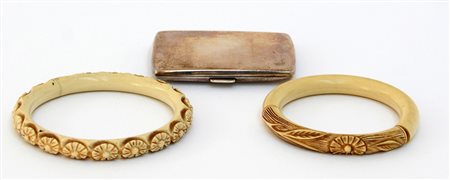 Lotto composto da due bracciali etnici e un porta biglietti da visita in...