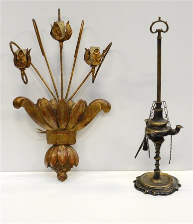 Lotto composto da una lampada fiorentina ed un'applique a tre fiamme in legno...