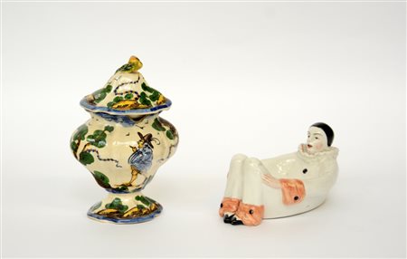 Manifatture diverse, lotto composto da una statuetta raffigurante Pierrot ed...