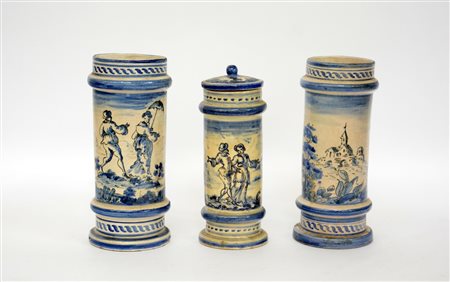 Manifatture diverse, lotto composto da tre vasi, di cui uno con coperchio, in...