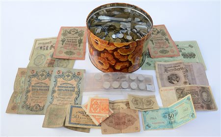 Scatola contente numerose monete e cartamoneta di diversa epoca