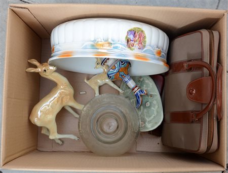 Cartone contenente una Lettera 22 Olivetti e numerosi oggetti diversi (difetti)