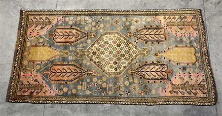 Tappeto Kerabagh Caucaso fine sec. XIX. Disegno a medaglione bianco su fondo...