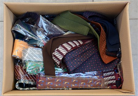 Cartone contenente numerose cravatte (difetti)