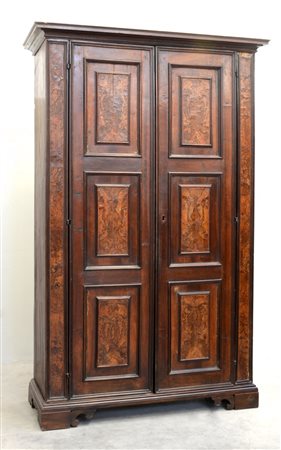 Antico armadio in noce a due battenti tripartiti e decorati con bugne...