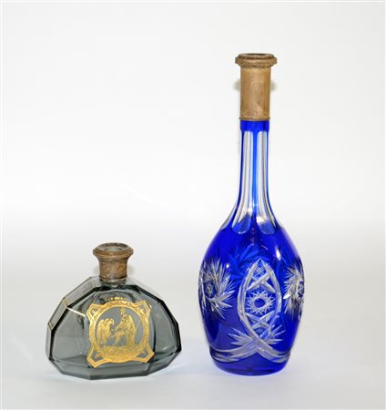 Manifattura di boemia, coppia di bottiglie di diversa forma con ghiere in...