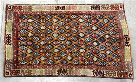 Tappeto caucasico sec. XX. Disegno a griglia con ogive fiorite su fondo blu...