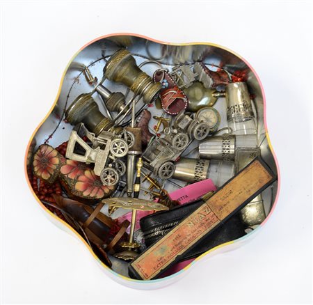 Scatola in latta contenente numerosi oggetti diversi (difetti)