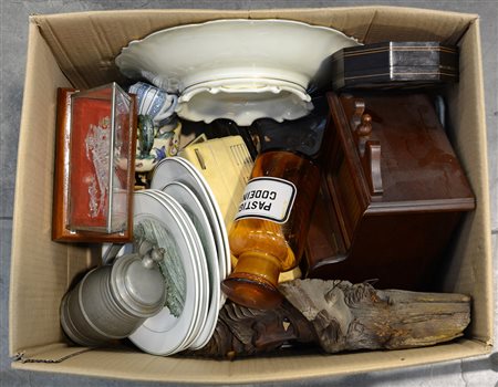 Cartone contenente numerosi oggetti diversi (difetti)